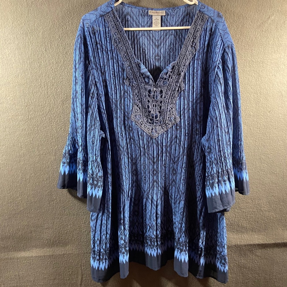 Catherines 3x top Blouse Tunic Blue Crochet V Neck Pleated Geometric Print 26 28